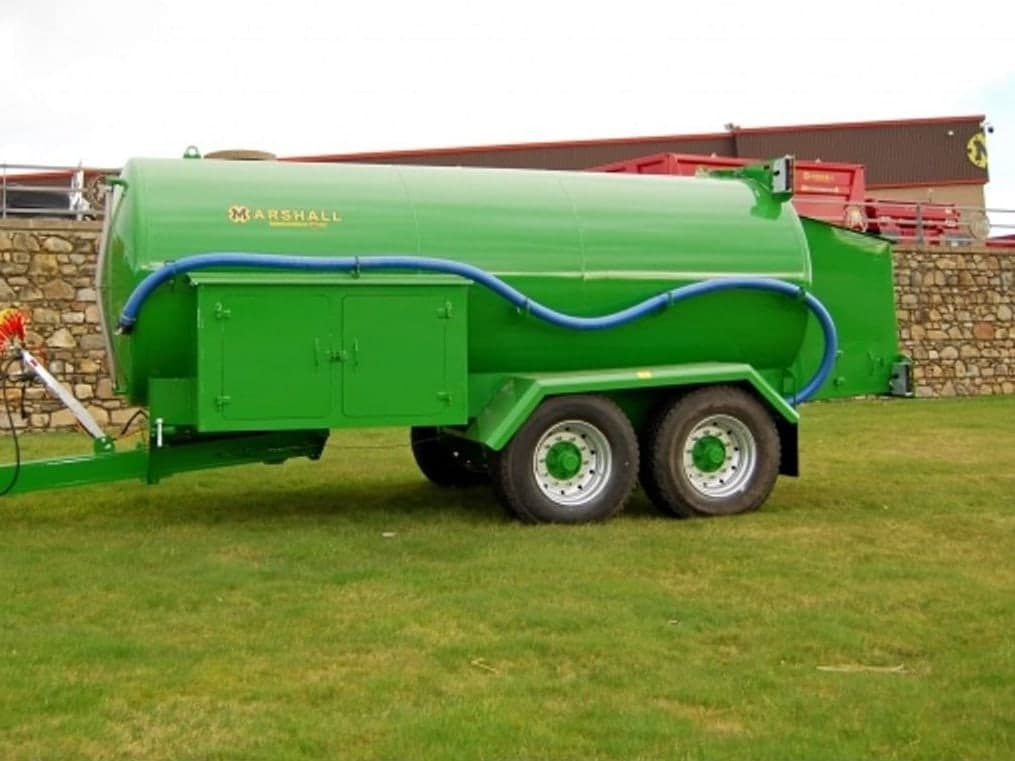 Comparable equipment · stock photo: Water bowser 6 m³