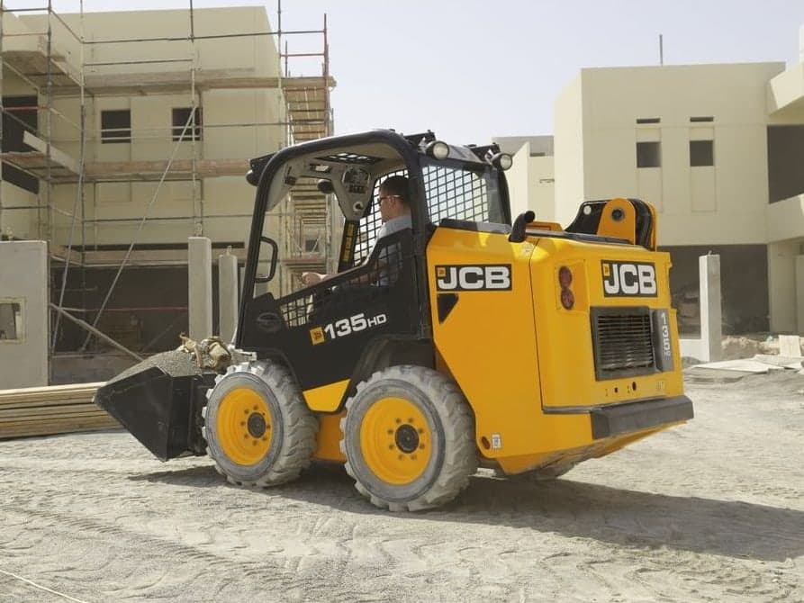 صورة لعائلة المعدات: بوبكات 600 كجم JCB 135R