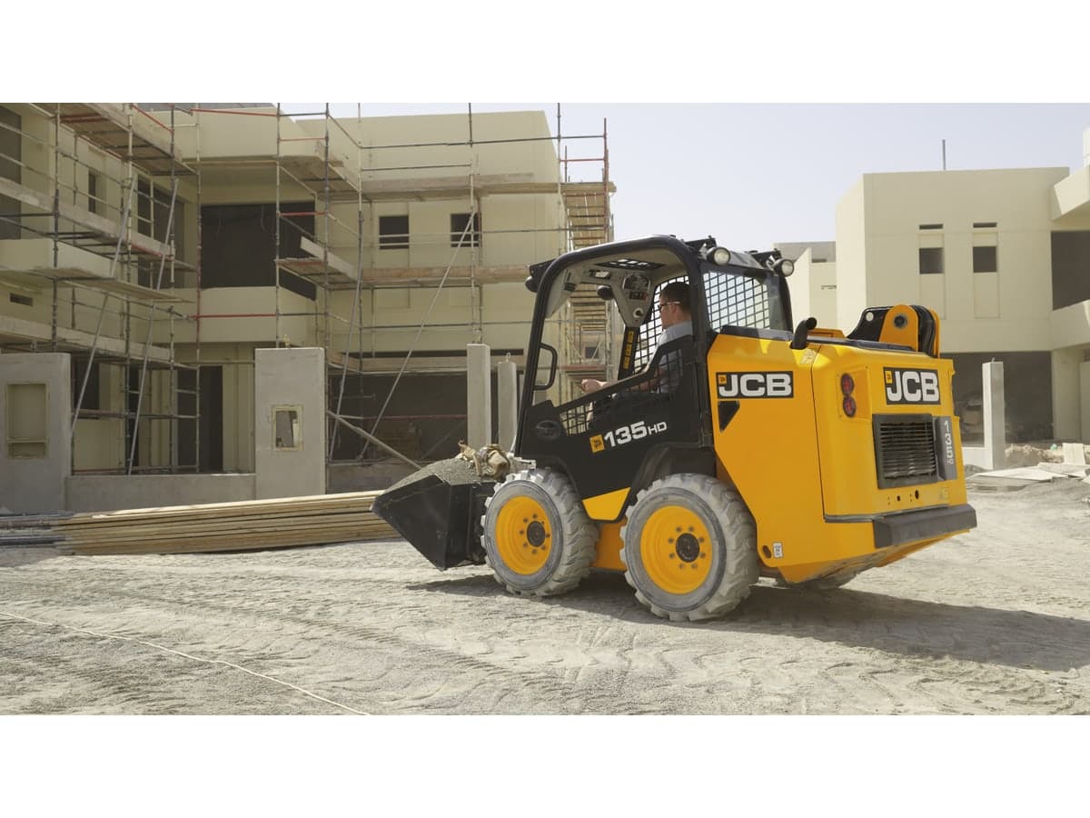صورة مرجعية: JCB · 135R · بوبكات